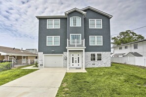 Exterior - Expansive Long Island Abode: Yard & Balconies! (Freeport)