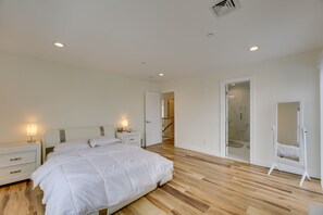 4 bedrooms, iron/ironing board, bed sheets - Expansive Long Island Abode: Yard & Balconies! (Freeport)