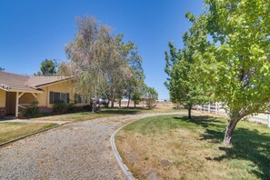 House (4 Bedrooms) | Interior - Spacious Lancaster Family Ranch - BBQ & Patio (Lancaster)