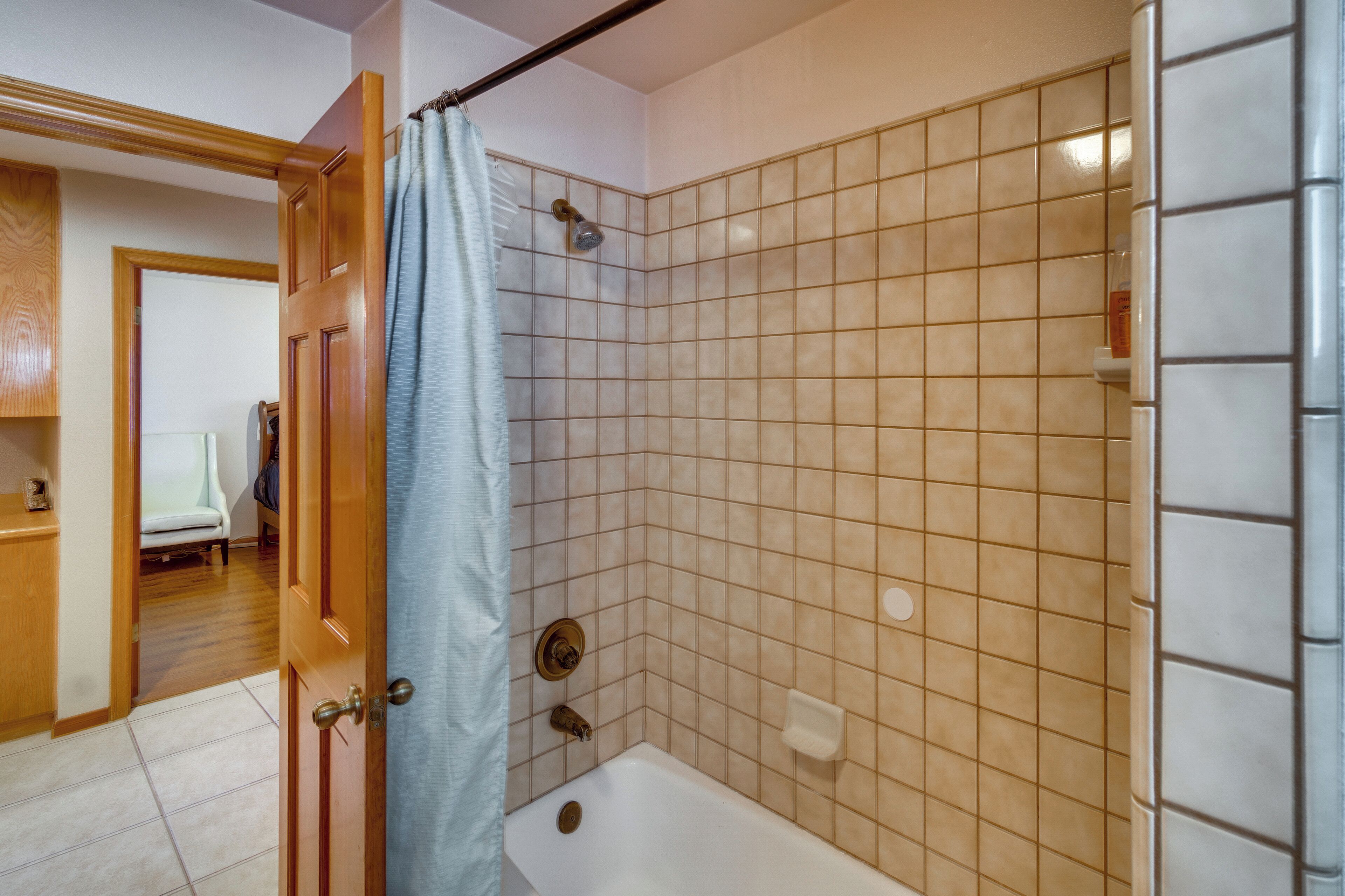 Une salle de bain avec une douche, une baignoire et des toilettes.