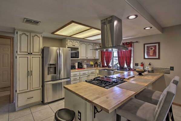 House (4 Bedrooms) | Interior - Spacious Lancaster Family Ranch - BBQ & Patio (Lancaster)