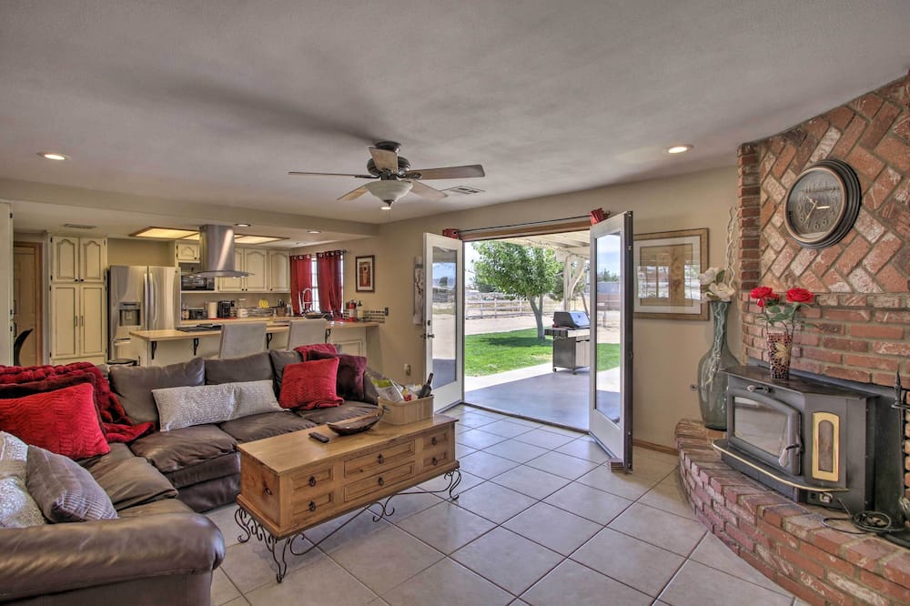 Spacious Lancaster Family Ranch - BBQ & Patio - Willow Springs, CA