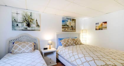 1 Ocean Fun:' Emerald Isle Apt, Steps to Beaches!