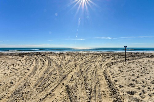 1 Ocean Fun:' Emerald Isle Apt, Steps to Beaches!