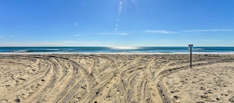 1 Ocean Fun:' Emerald Isle Apt, Steps to Beaches!