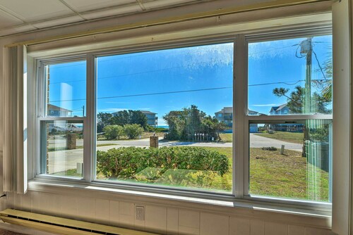 1 Ocean Fun:' Emerald Isle Apt, Steps to Beaches!