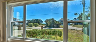 1 Ocean Fun:' Emerald Isle Apt, Steps to Beaches!