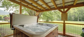 'campbell Retreat' in Maggie Valley w/ Deck!