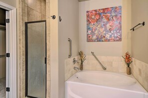 Apartment (3 Bedrooms) | Badezimmer