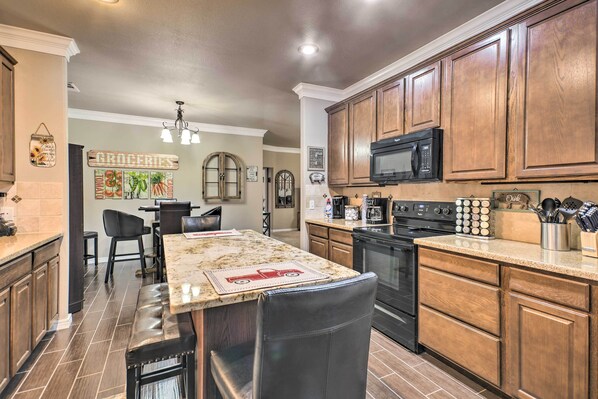 Apartment (3 Bedrooms) | Private kitchen | Microwave, oven, stovetop, dishwasher