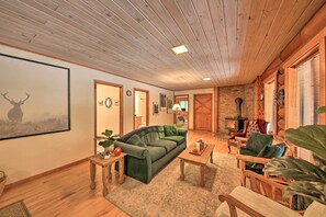 ทีวี, เตาผิง, เครื่องเล่นดีวีดี, หนังสือ