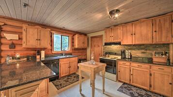 House (3 Bedrooms) | Private kitchen | Microwave, oven, stovetop, coffee/tea maker