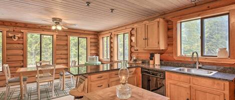 House (3 Bedrooms) | Private kitchen | Microwave, oven, stovetop, coffee/tea maker