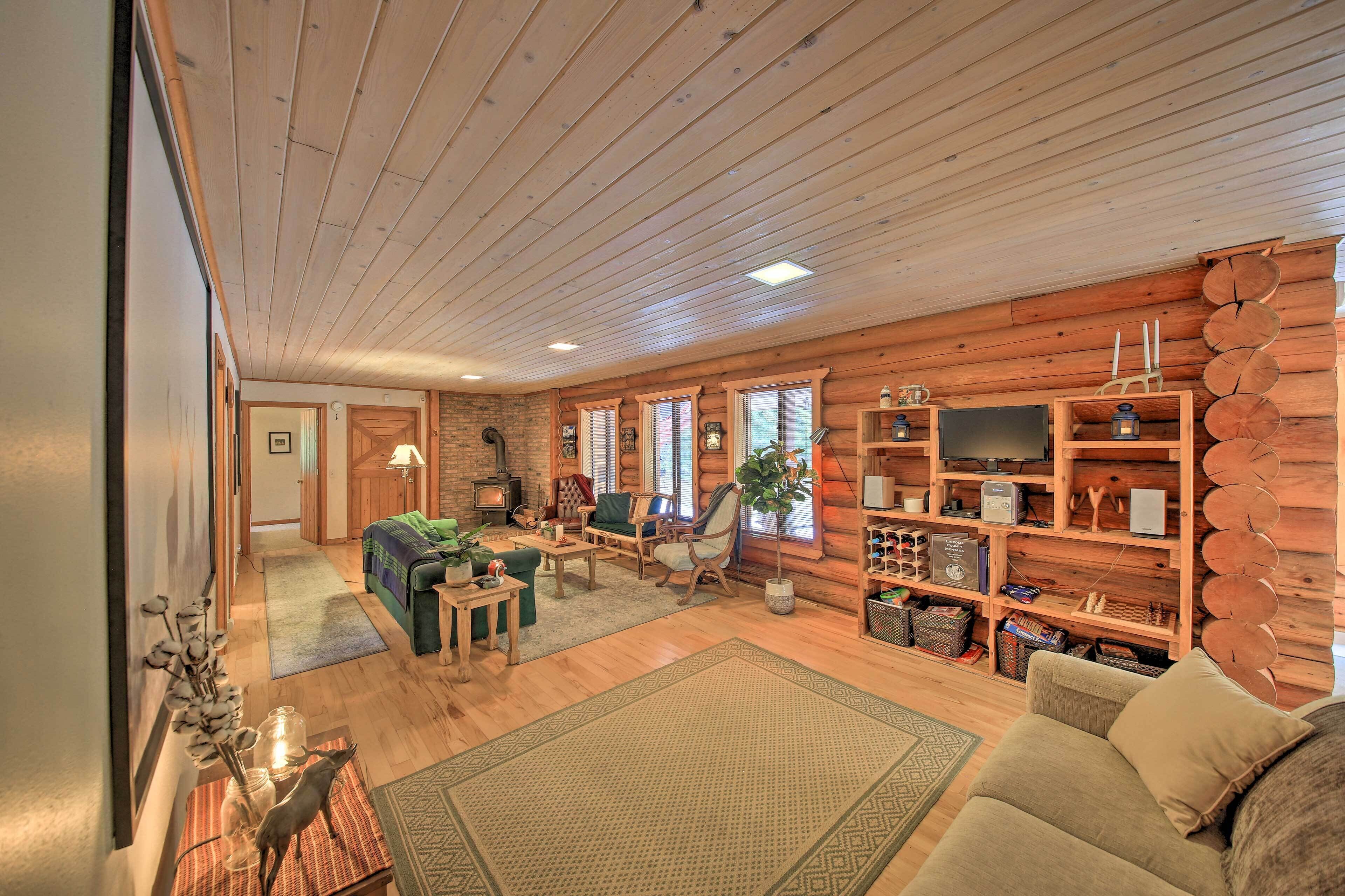 TV, fireplace, DVD player, books