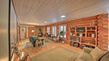 TV, fireplace, DVD player, books