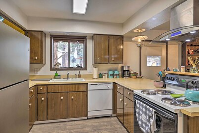 Rustic Western Home: Walk to Winchester Lake!