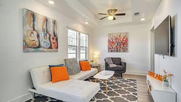 Casa de campo (1 Bedroom) | Área de sala de estar | Televisión