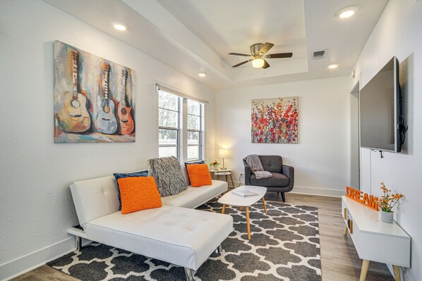 كوخ (1 Bedroom) | منطقة المعيشة | تلفزيون