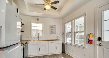 Charming Gulf Coast Cottage - 1 Mile to the Coast!