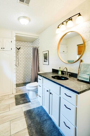 Talo (3 Bedrooms) | Kylpyhuone | Suihku