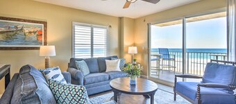 Luxe Oceanfront Condo w/ Pool, Beach Access + Gear
