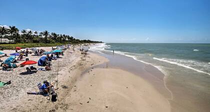 Updated Dtwn Naples Condo: Across From Beach!