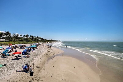 Updated Dtwn Naples Condo: Across From Beach!