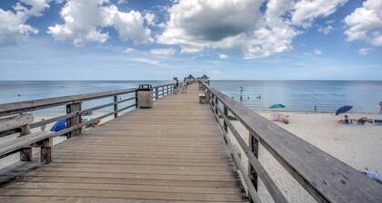 Updated Dtwn Naples Condo: Across From Beach!
