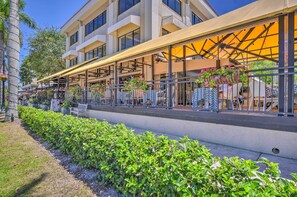 Apartment (2 Bedrooms) | Interior - Updated Dtwn Naples Condo: Across From Beach! (Naples)