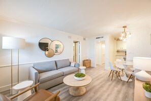 Apartment (2 Bedrooms) | Interior - Updated Dtwn Naples Condo: Across From Beach! (Naples)