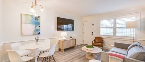 شقة (2 Bedrooms) | منطقة المعيشة | تلفزيون