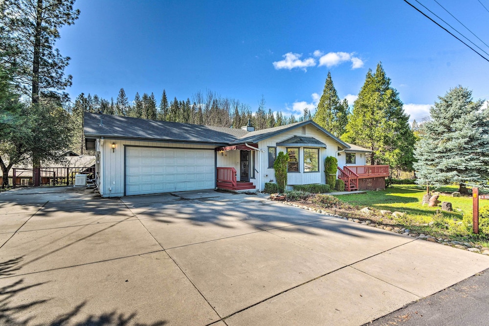 Rustic Groveland Home: Private Hot Tub & Deck