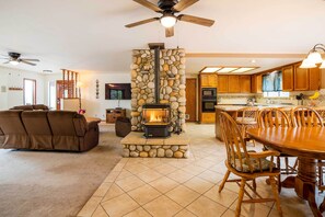 House (3 Bedrooms) | Interior