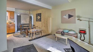 Living area - Chattanooga Studio Apartment w/ Loft! (Chattanooga)