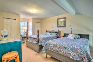 Laptop workspace, iron/ironing board, bed sheets - Chattanooga Studio Apartment w/ Loft! (Chattanooga)