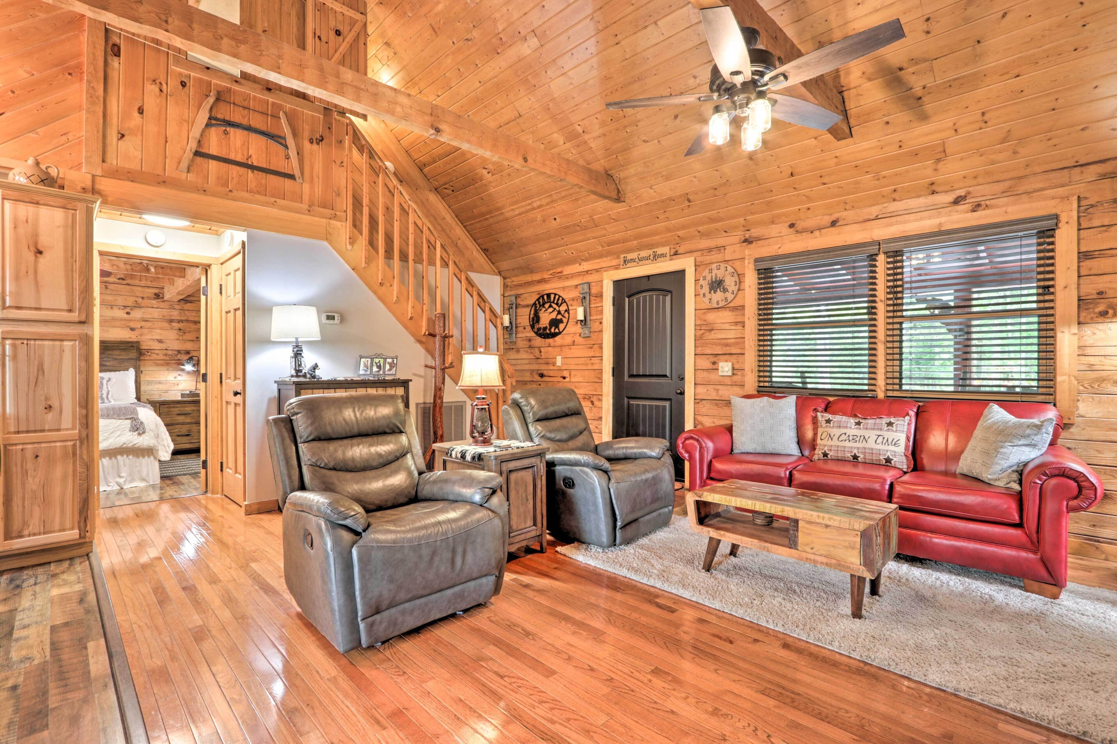 Blue Ridge Bungalow Cabin w/ Hot Tub & Deck