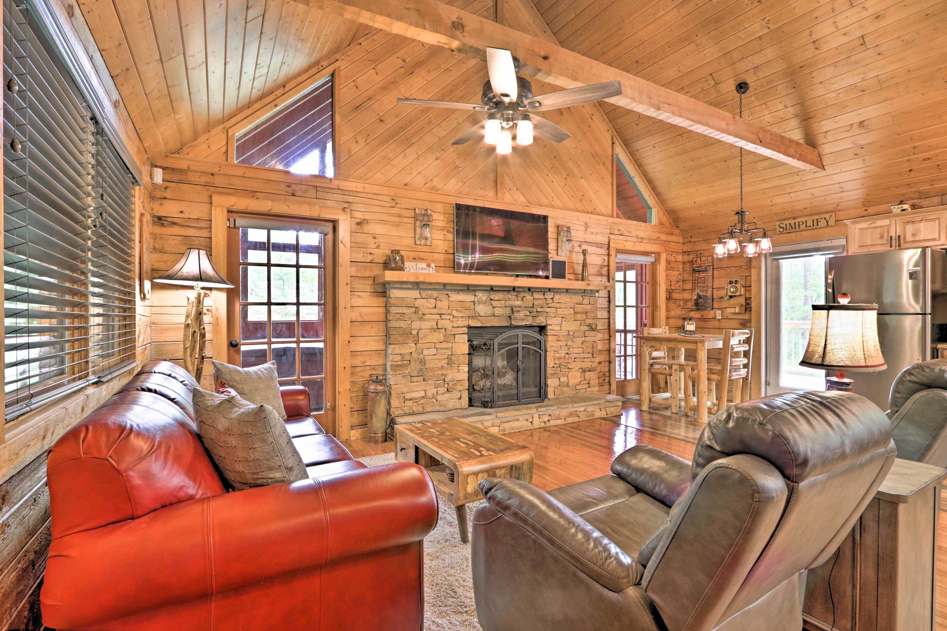 Blue Ridge Bungalow Cabin w/ Hot Tub & Deck