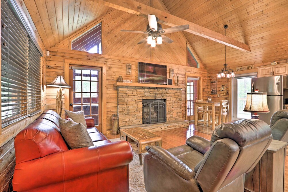 Blue Ridge Bungalow Cabin w/ Hot Tub & Deck