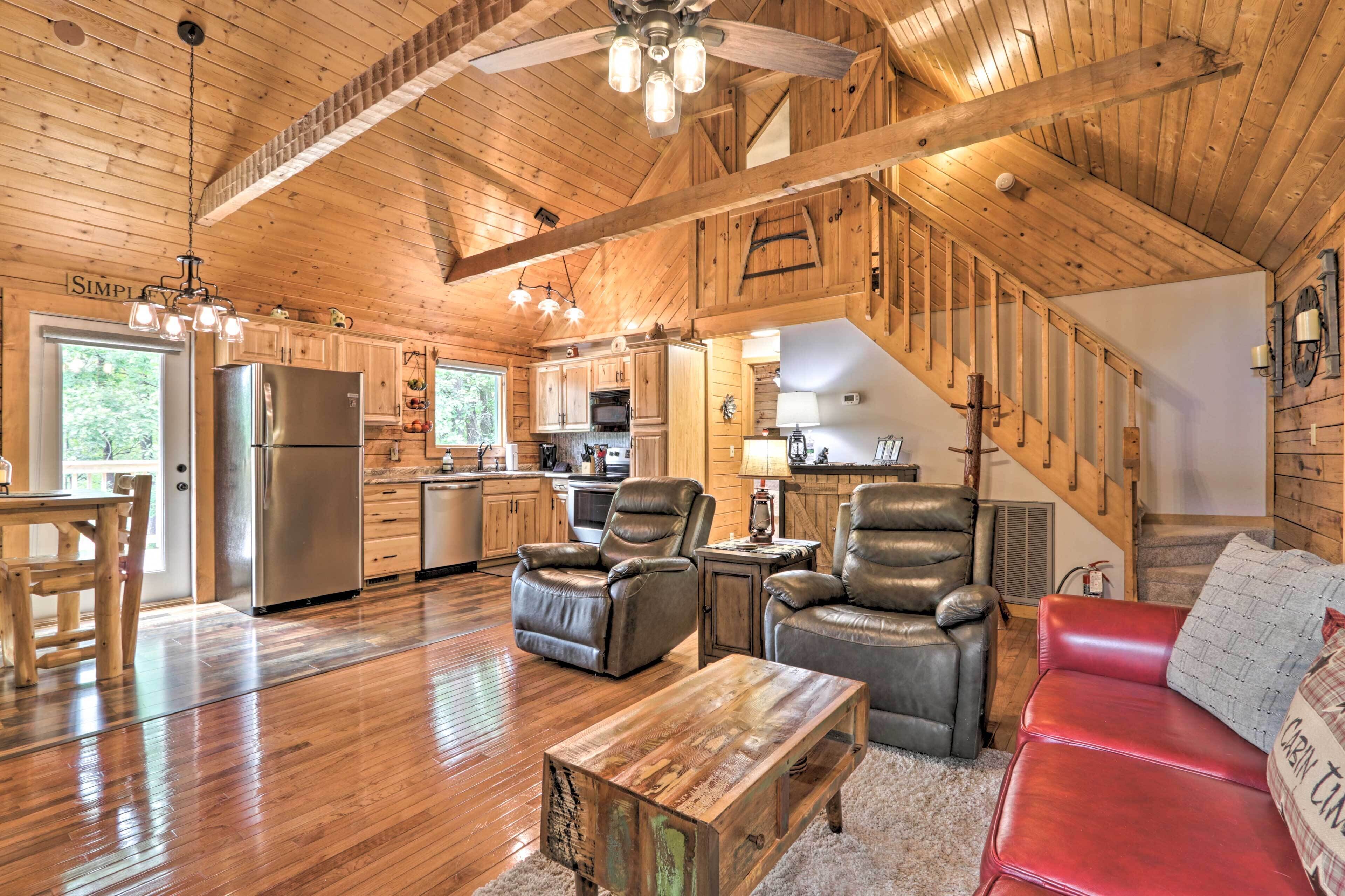 Blue Ridge Bungalow Cabin w/ Hot Tub & Deck