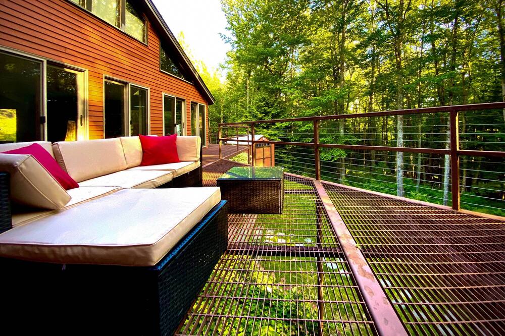 White Mountain Escape w/ Separate In-law Suite! - Swift River, NH