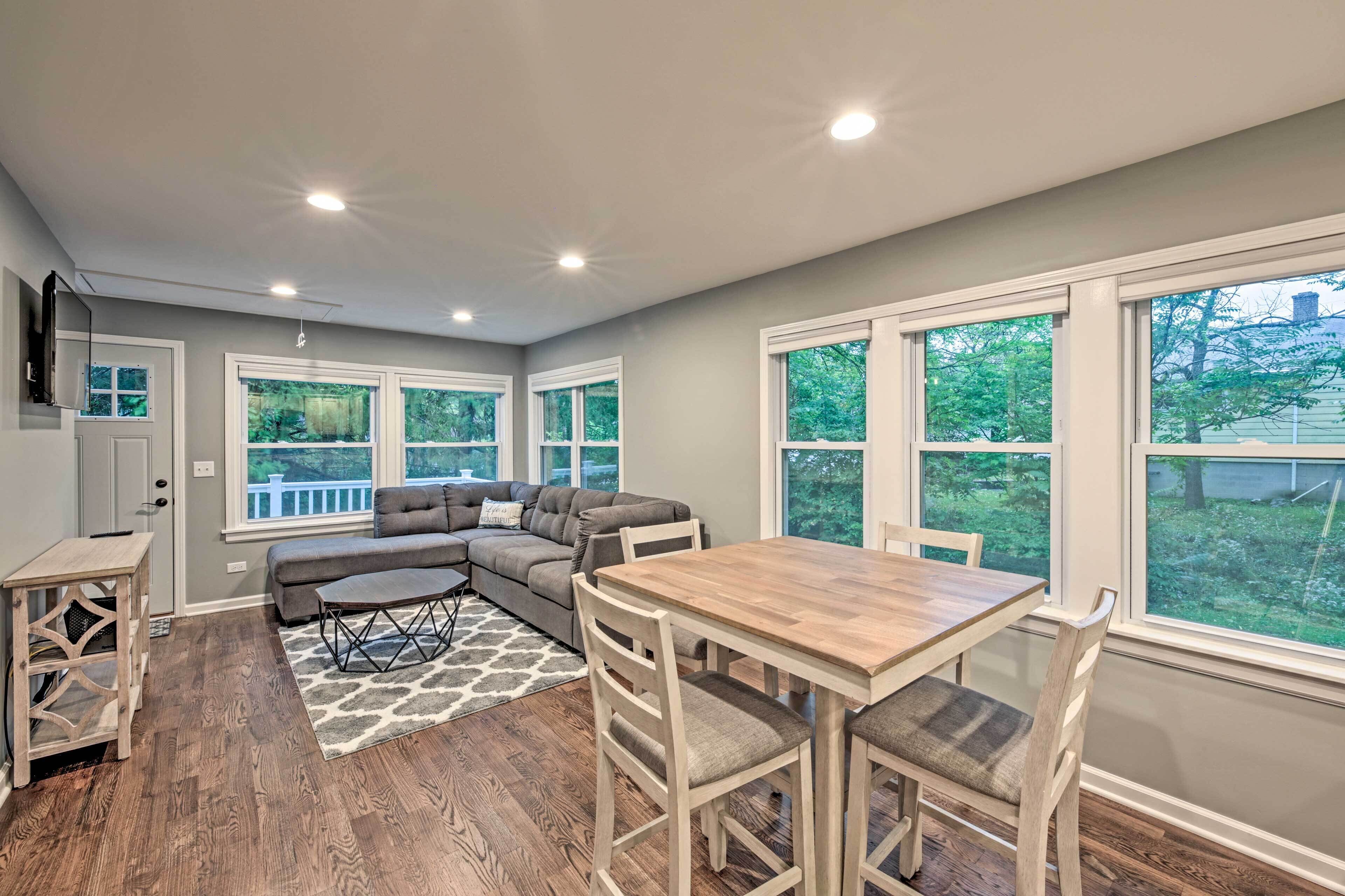 Updated Twin Lakes Cottage, Walk to Lake Mary