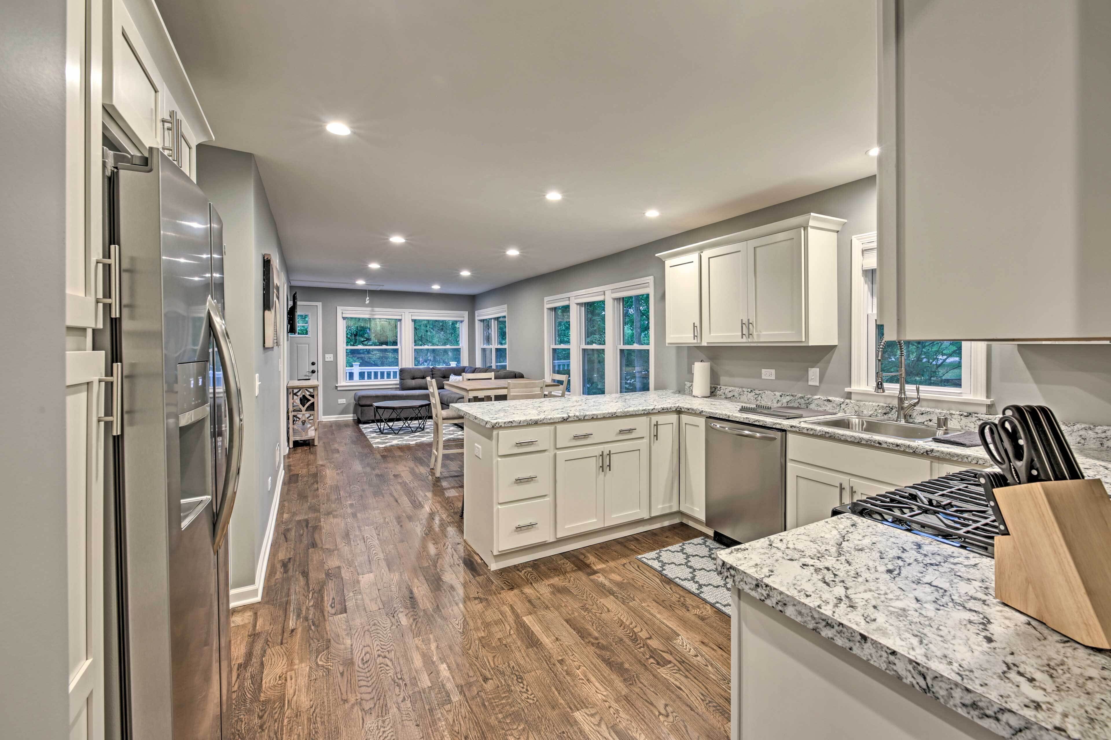 Updated Twin Lakes Cottage, Walk to Lake Mary