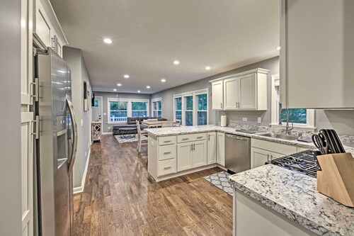 Updated Twin Lakes Cottage, Walk to Lake Mary