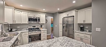Updated Twin Lakes Cottage, Walk to Lake Mary