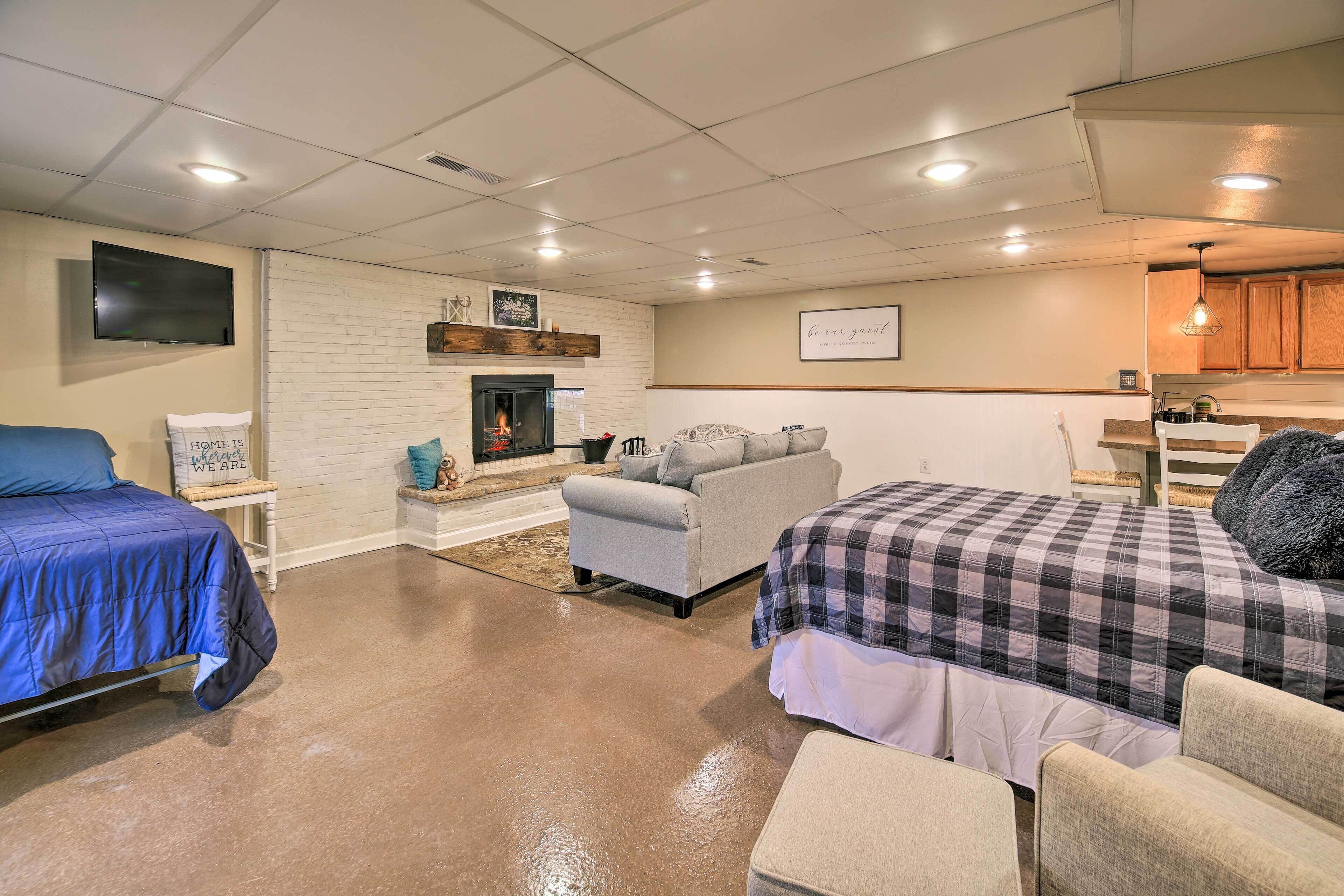 Beckley Studio w/ Hot Tub, 4 Mi to WVU Tech!