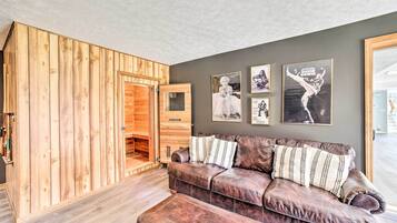 House (5 Bedrooms) | Interior