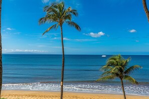 En la playa, camastros y toallas de playa 