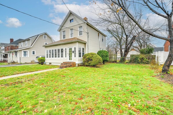 Charming Long Island Home W/ Fenced Yard! - Westbury, NY