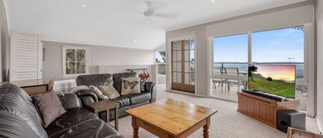 Smart-tv, een open haard en boeken