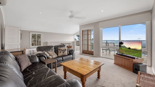 Currawong Cottage with views